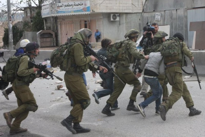 القوات الإسرائيلية تعتقل خمسة فلسطينيين 