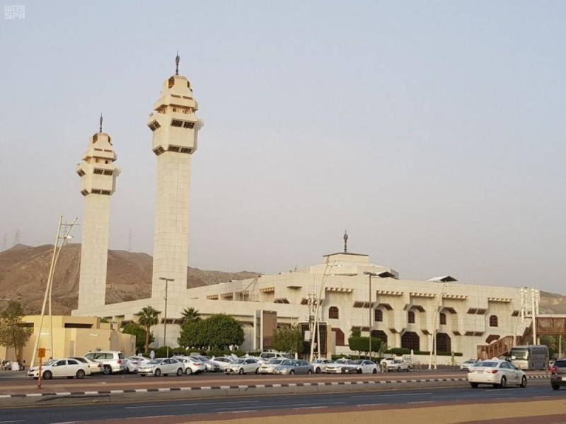 فرش مسجد التنعيم بـ 6 آلاف متر سجاد فاخر
