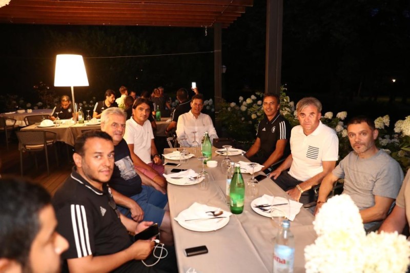 مدرب وصيف كأس العالم يحتفي ببعثة الفيصلي