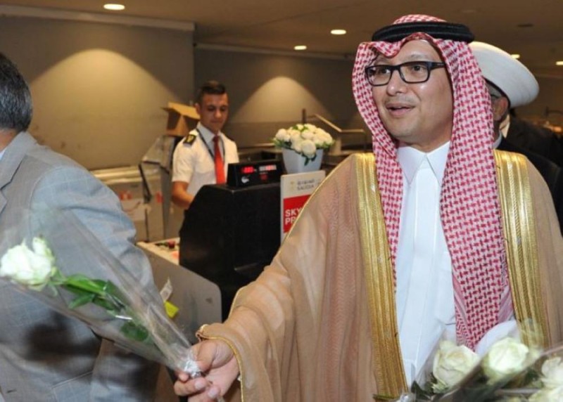 بالصور.. السفير في لبنان يودّع طلائع الحجاج