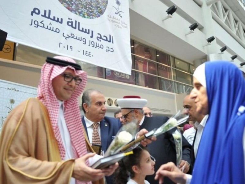 بالصور.. السفير في لبنان يودّع طلائع الحجاج