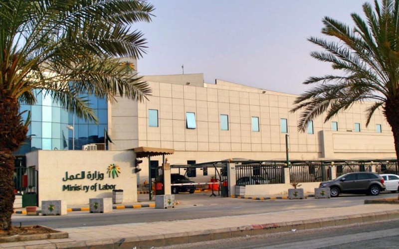 «العمل» توضح حقيقة تعديل أجور العاملين السعوديين