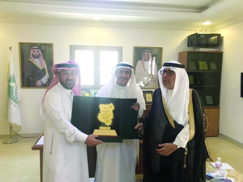الحمود يهدي مكتبة والده لأدبي الباحة