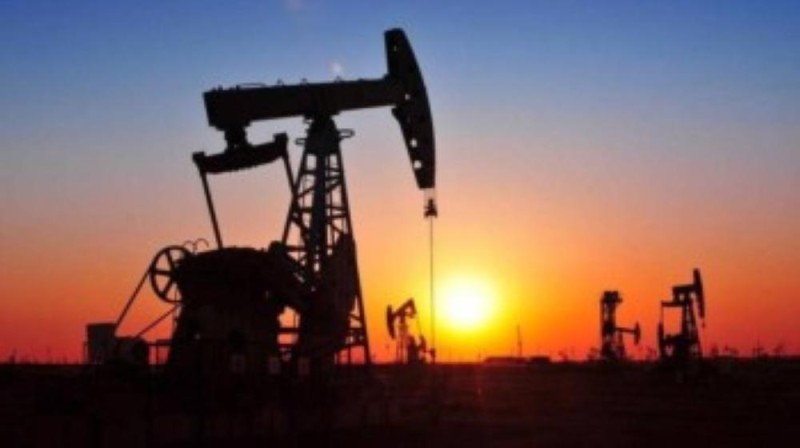 النفط يصعد 3% وينهي الأسبوع على خسارة