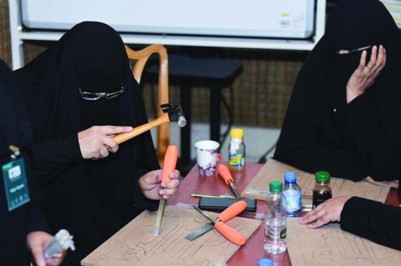 «حرفة باليد» يجذب فتيات الأحساء