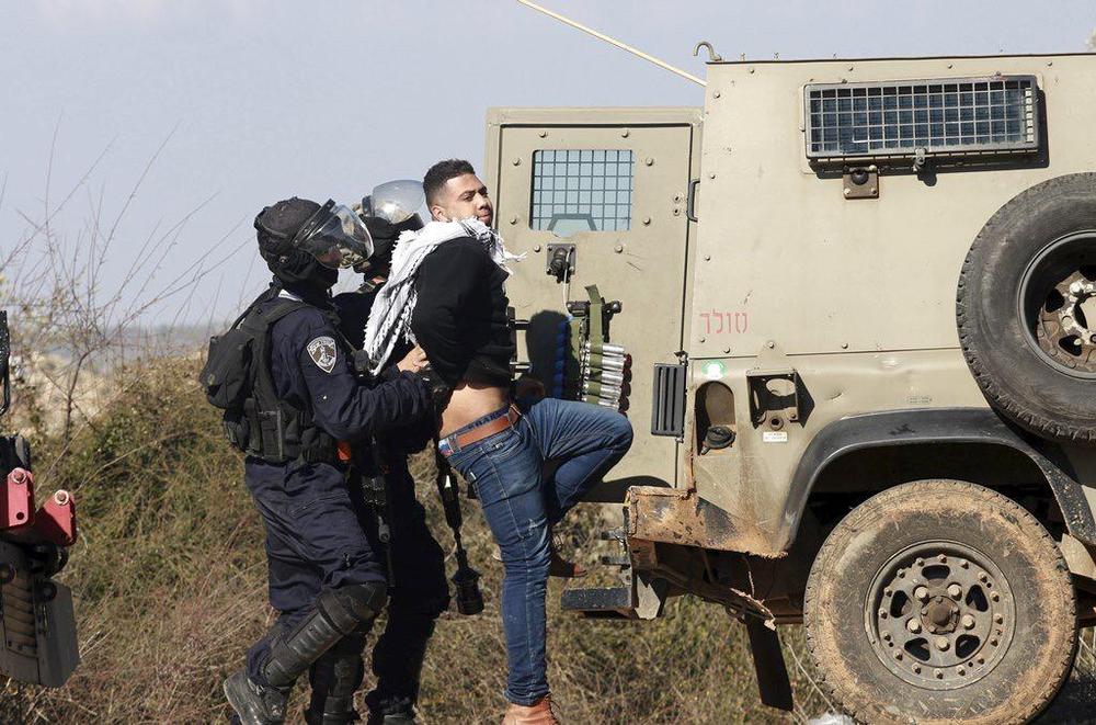 قوات الاحتلال تعتقل 3 فلسطينيين