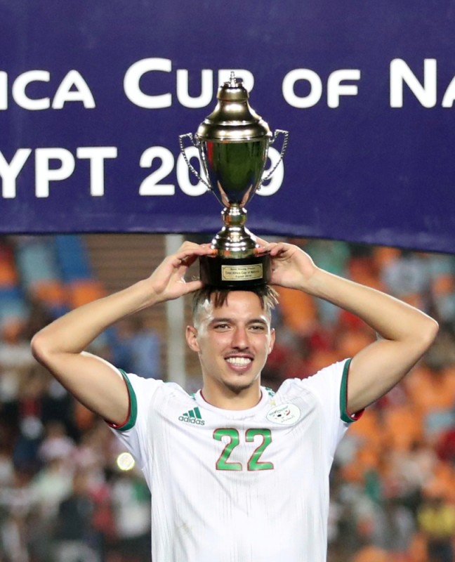ميلانو يضم الجزائري بن ناصر