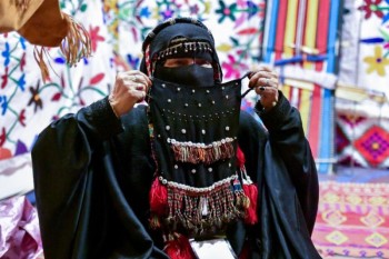 السوق الشعبي يجذب زوار قرية الهجن  