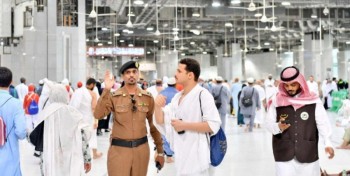 رجال الأمن «يد حانية» تساعد ضيوف الرحمن