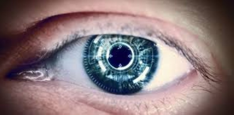 عدسة لاصقة «تكبر وتصغر» بحركة العين