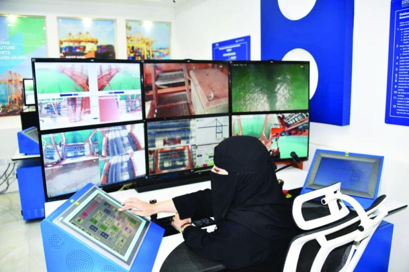 مواطنة تقود رافعة عملاقة بميناء الدمام