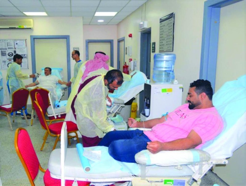 متبرع بالدم في حملة ببلدة المركز200