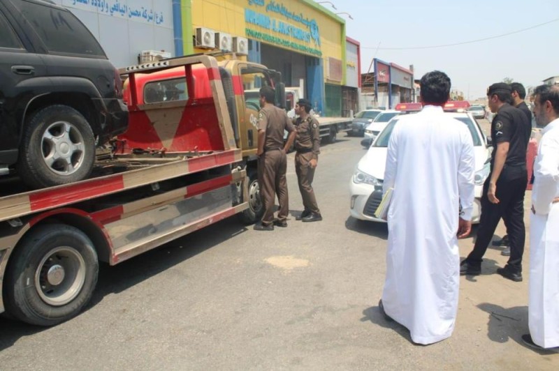 سحب 25 سيارة مهملة بـ«ثقة الخبر»