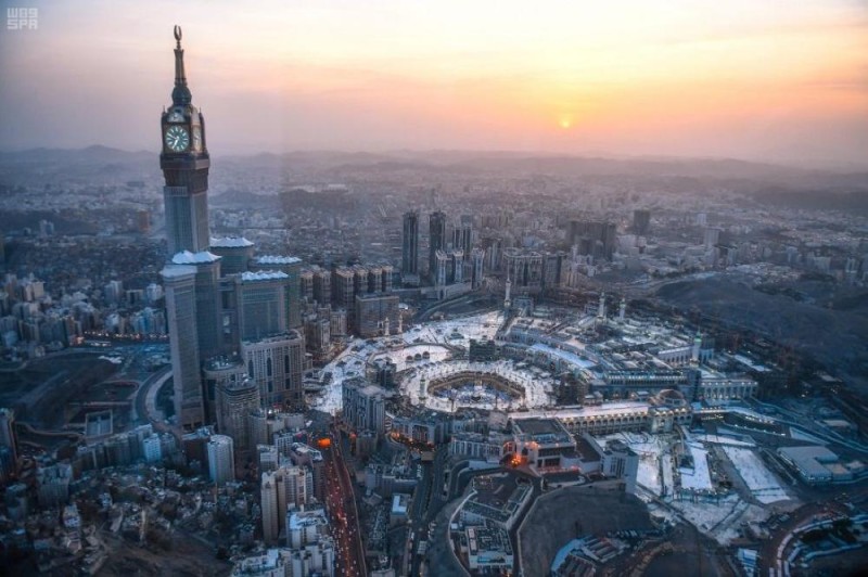 بالصور.. «طيران الأمن» يحلق في سماء مكة