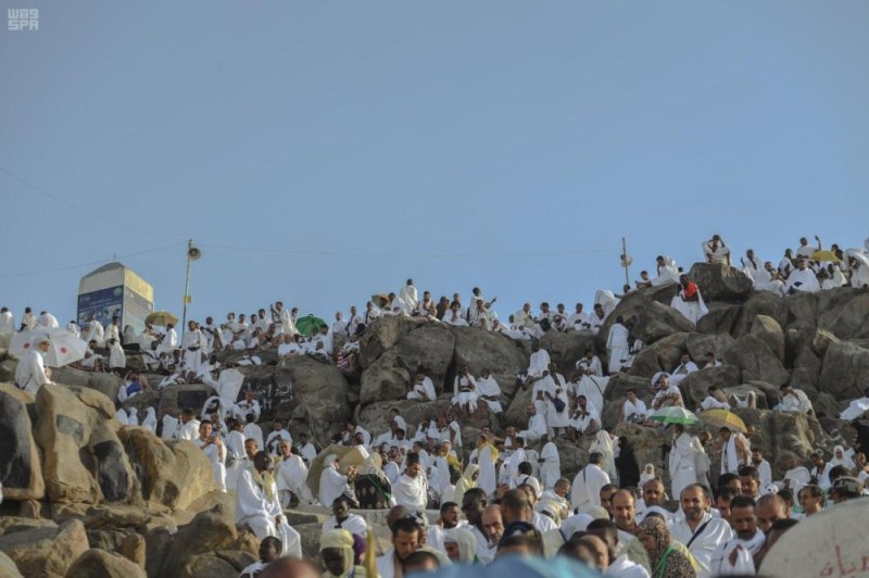 جموع الحجاج تستقر على صعيد عرفات الطاهر