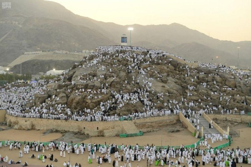 بالصور .. الحجاج على صعيد عرفة : دموع ورجاء