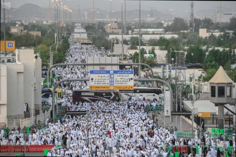بالصور .. الحجاج على صعيد عرفة : دموع ورجاء