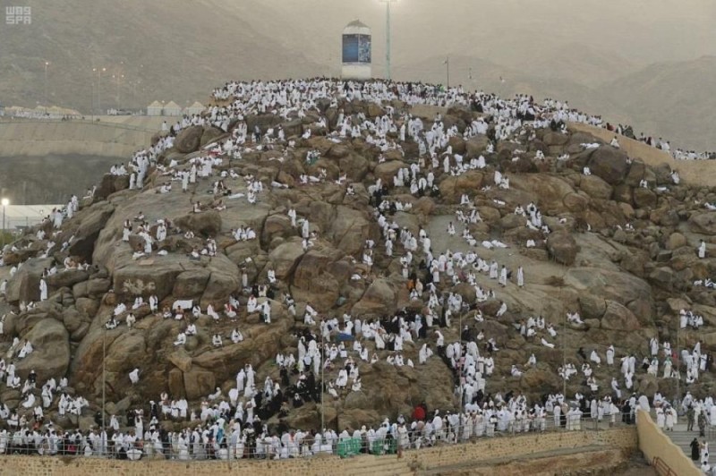 بالصور .. الحجاج على صعيد عرفة : دموع ورجاء