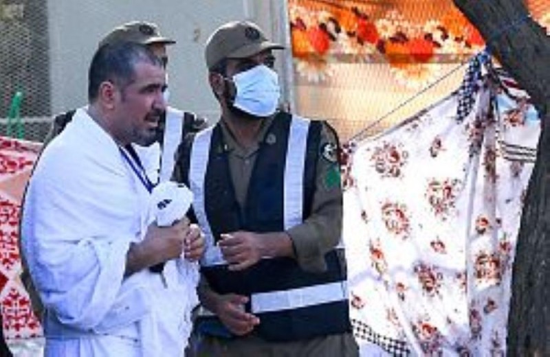 بالصور .. الحجاج على صعيد عرفة : دموع ورجاء