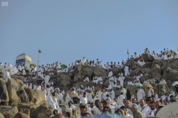 جموع الحجاج تستقر على صعيد عرفات الطاهر