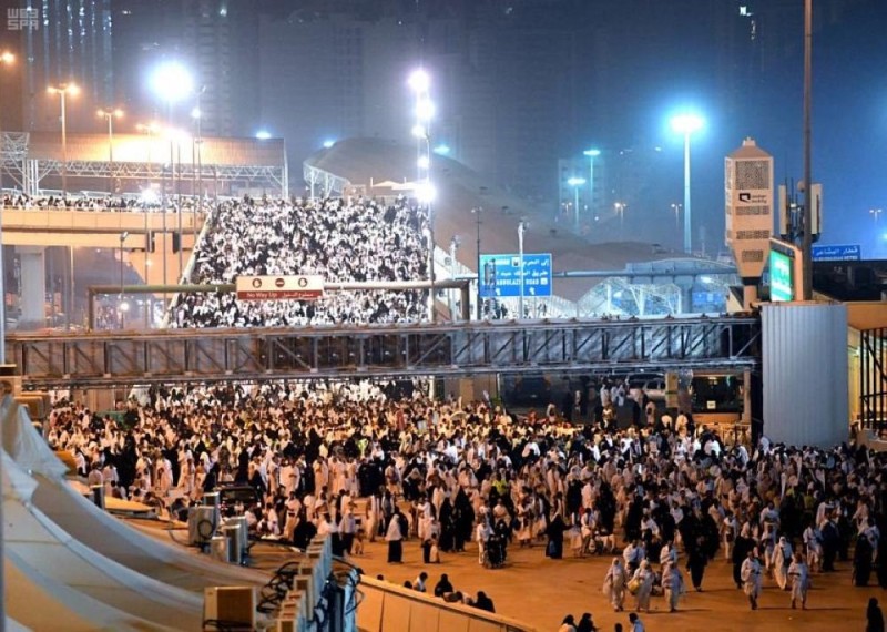 ضيوف الرحمن يرمون جمرة العقبة يوم النحر