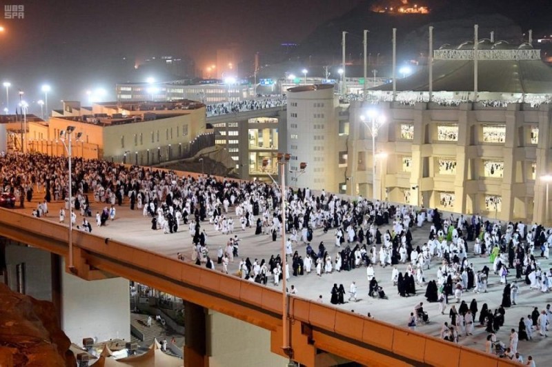 ضيوف الرحمن يرمون جمرة العقبة يوم النحر