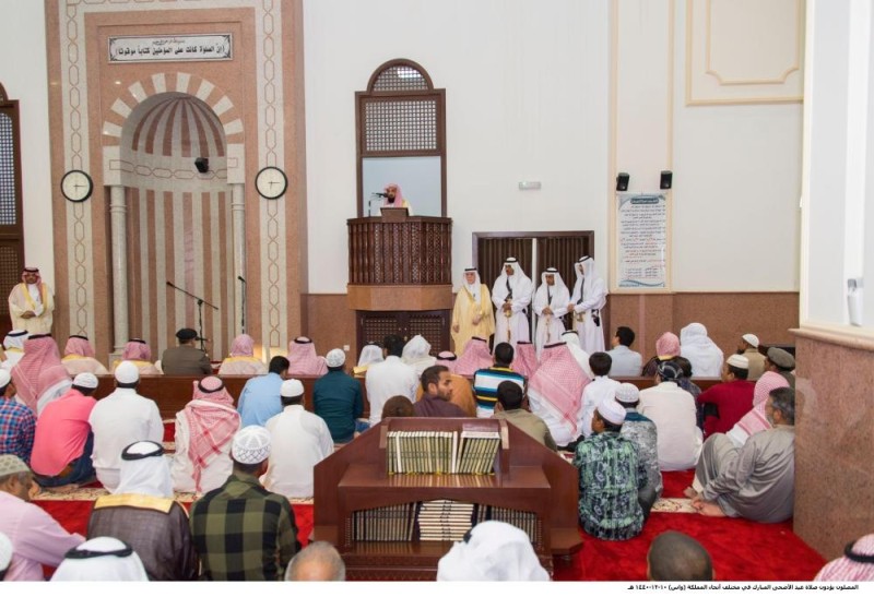 المصلون يؤدون صلاة العيد في مختلف أنحاء المملكة