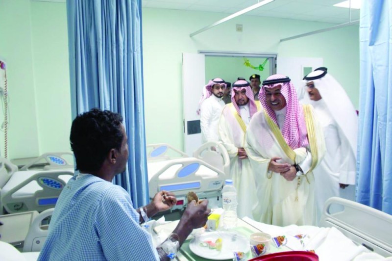 محافظ الجبيل يعايد المنومين بالمستشفى العام