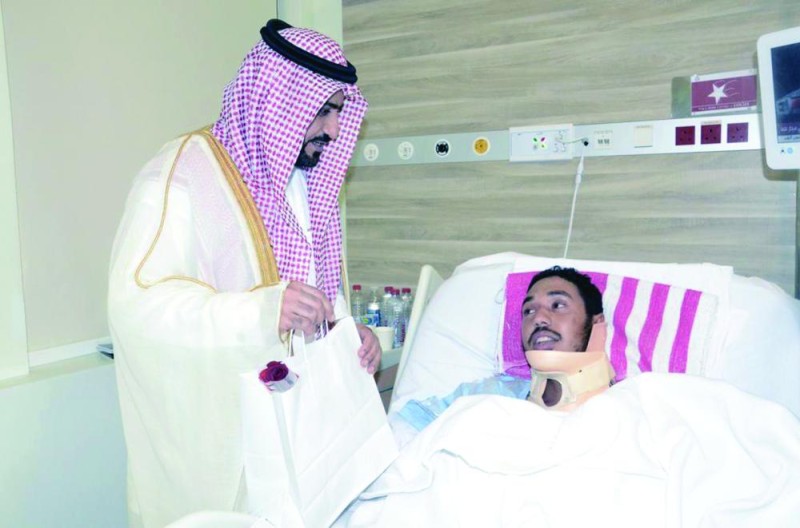 وكيل محافظة الأحساء يهنئ المرضى المنومين