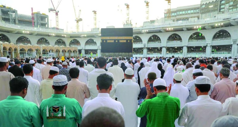 أمراء المناطق يتقدمون صلاة عيد الأضحى