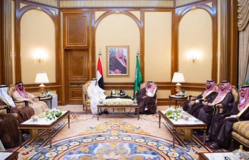 الملك يستعرض أوضاع المنطقة مع ولي عهد أبوظبي