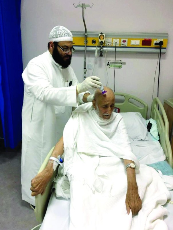 توفير خدمة الحلق والتقصير للحجاج المنومين