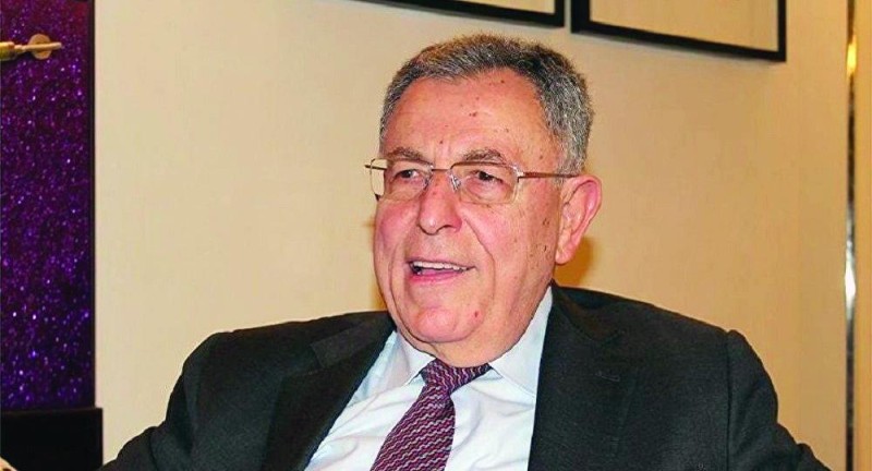 «السنيورة» يغني لـ «العندليب»