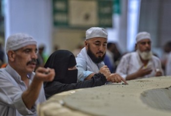عدسة اليوم ترصد ابتهالات الحجاج ورميهم الجمرات