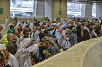عدسة اليوم ترصد ابتهالات الحجاج ورميهم الجمرات