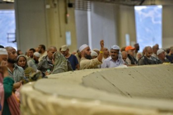 عدسة اليوم ترصد ابتهالات الحجاج ورميهم الجمرات