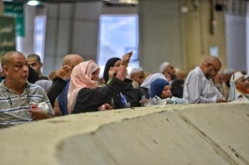 عدسة اليوم ترصد ابتهالات الحجاج ورميهم الجمرات