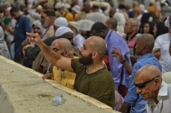 عدسة اليوم ترصد ابتهالات الحجاج ورميهم الجمرات