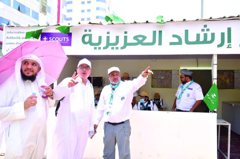 على مدار ربع قرن.. «خياط» يرشد الحجاج بـ 5 لغات