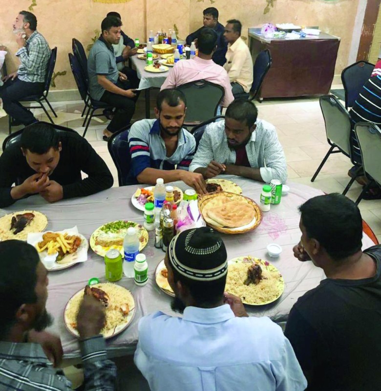 بلدية «الجبيل» تعايد عمال النظافة