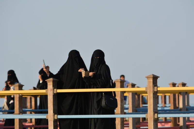 عائلات تقهر «الرطوبة» على شاطئ العقير