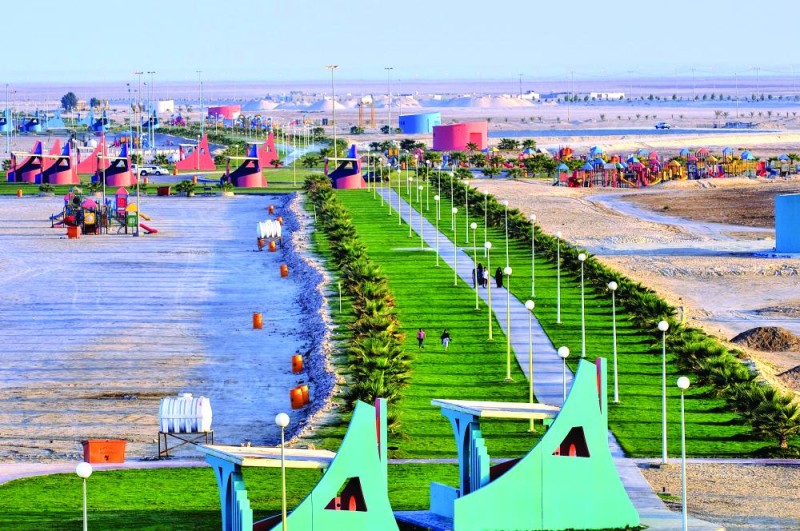 عائلات تقهر «الرطوبة» على شاطئ العقير