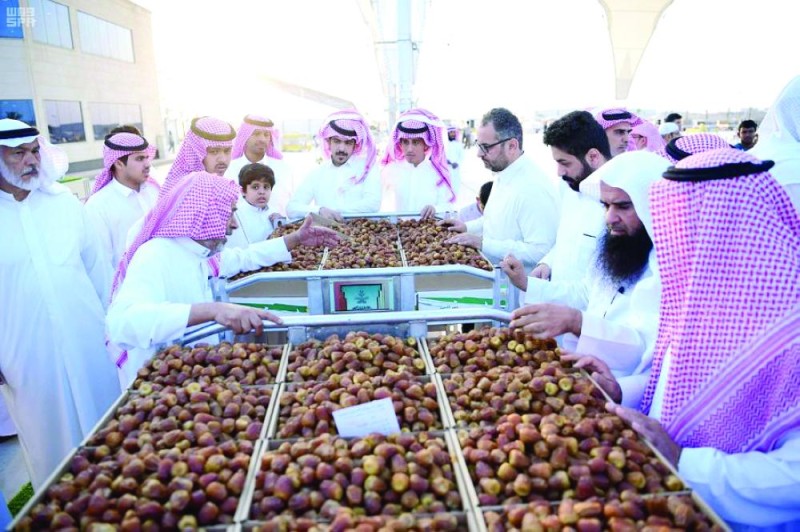 العربات الفيزيائية تجذب رواد مزاد عنيزة للتمور