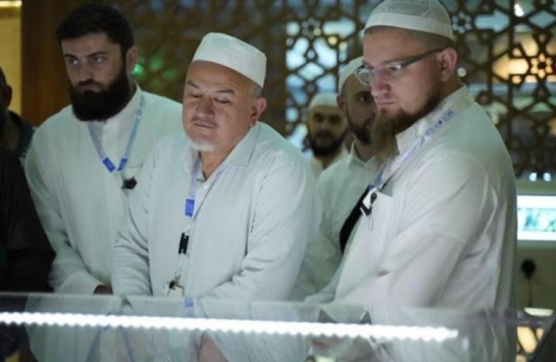 ضيوف خادم الحرمين يزورون معرض القرآن الكريم