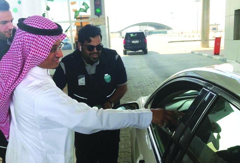 منفذ «البطحاء» يستقبل المسافرين بالهدايا