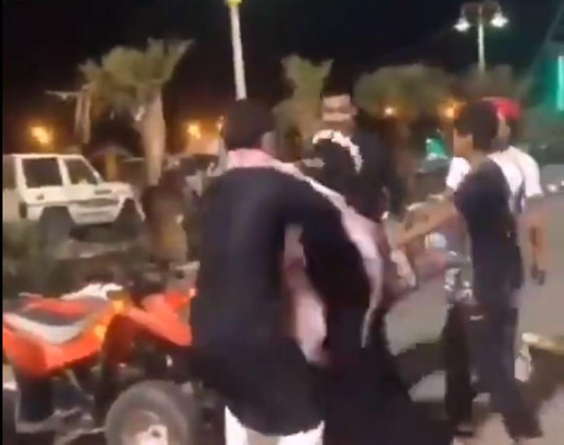 الإطاحة بالمعتدي على امرأة في حديقة العيدابي 