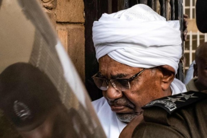 البشير يصل إلى المحكمة استعداداً لمحاكمته بتهم فساد