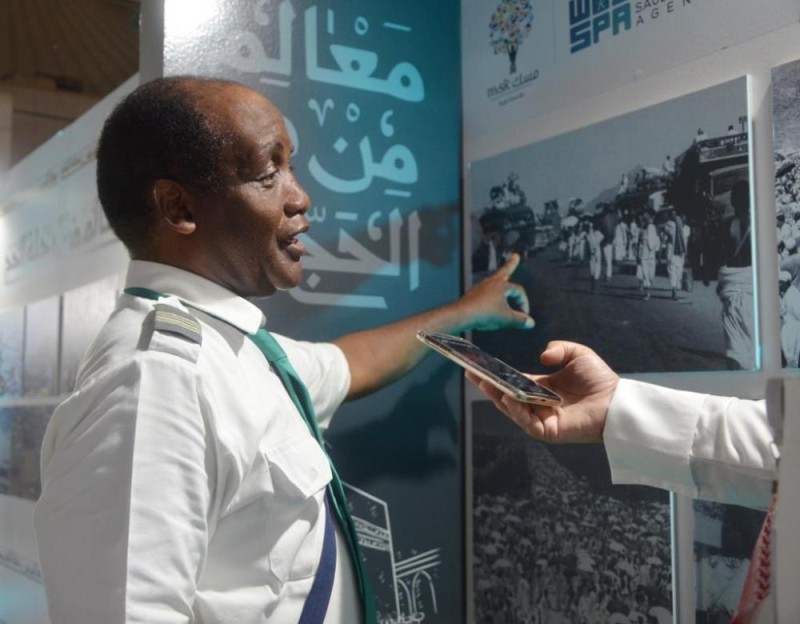 بالصور.. وسائل النقل القديمة تجذب الحجاج