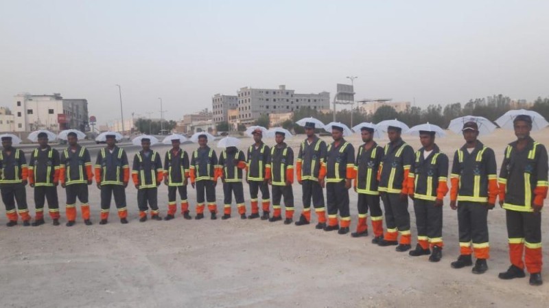 بالصور .. الزي الجديد لرجال النظافة بالدمام