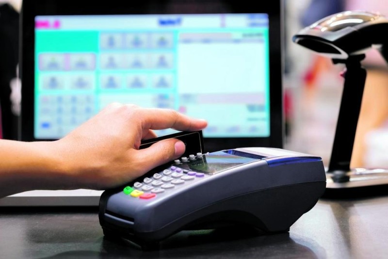 رفض المحلات التعامل بالبطاقة الإلكترونية يعرضها للغرامة